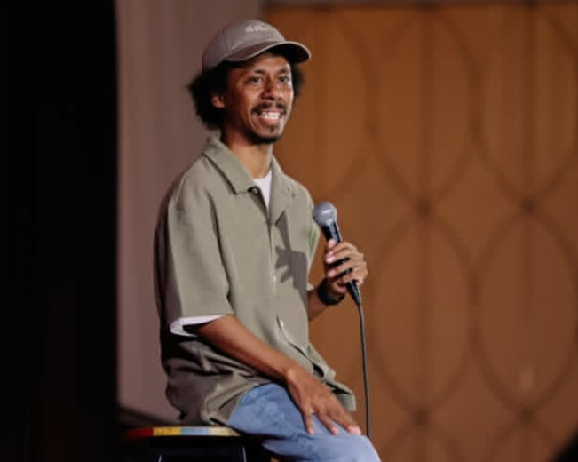 Penyanyi dan juga stand up comedian Raim Laode rilis ulang lagu Pergilah Kasih milik mendiang Chrisye. [Instagram]